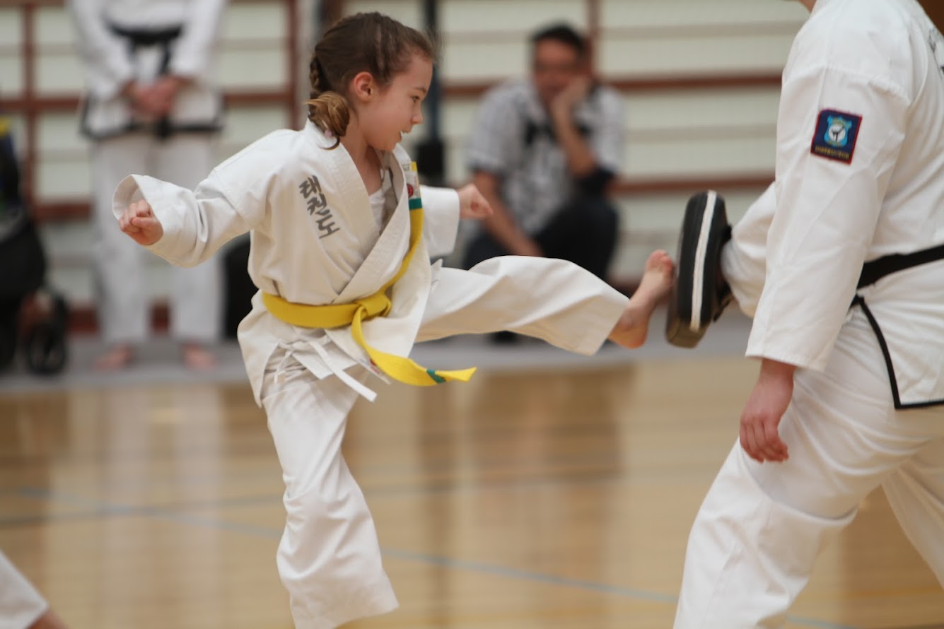 Taekwondoyoung girl kicking