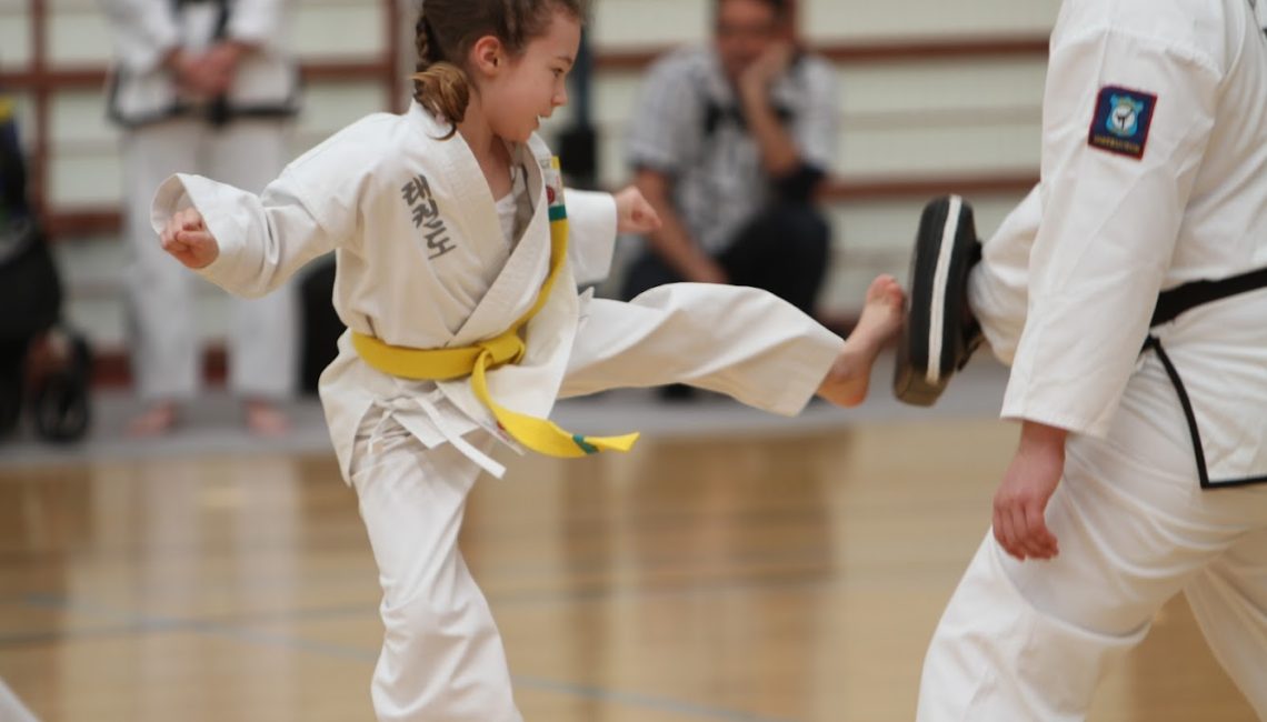 Taekwondoyoung girl kicking